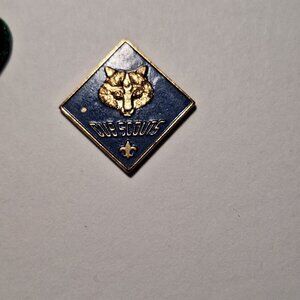 VTG BOY SCOUTS OF AMERICA CUB SCOUTS BLUE ENAMEL GOLD WOLF HAT COLLAR SASH PIN